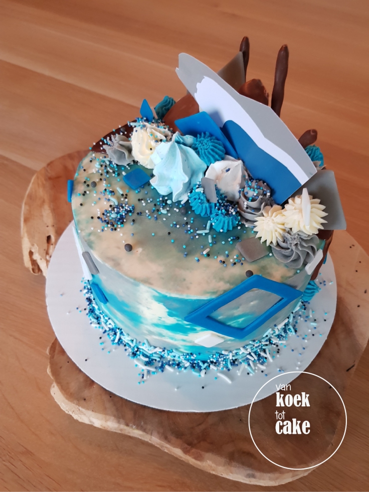 Melkchocolade dripcake blauw-wit-grijs met logo en straciatella vulling - van koek tot cake middelburg oost-souburg-vlissingen