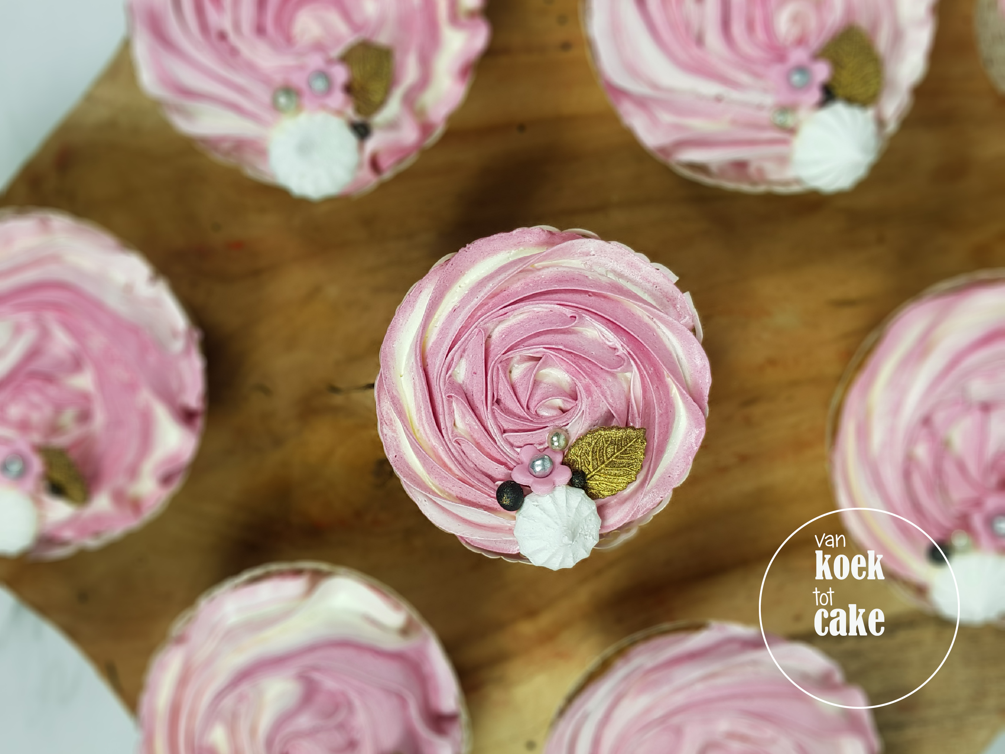 Cupcakes met roze toef zilver goud zwart en wit - bestellen Vlissingen Middelburg Oost-Souburg - van koek tot cake
