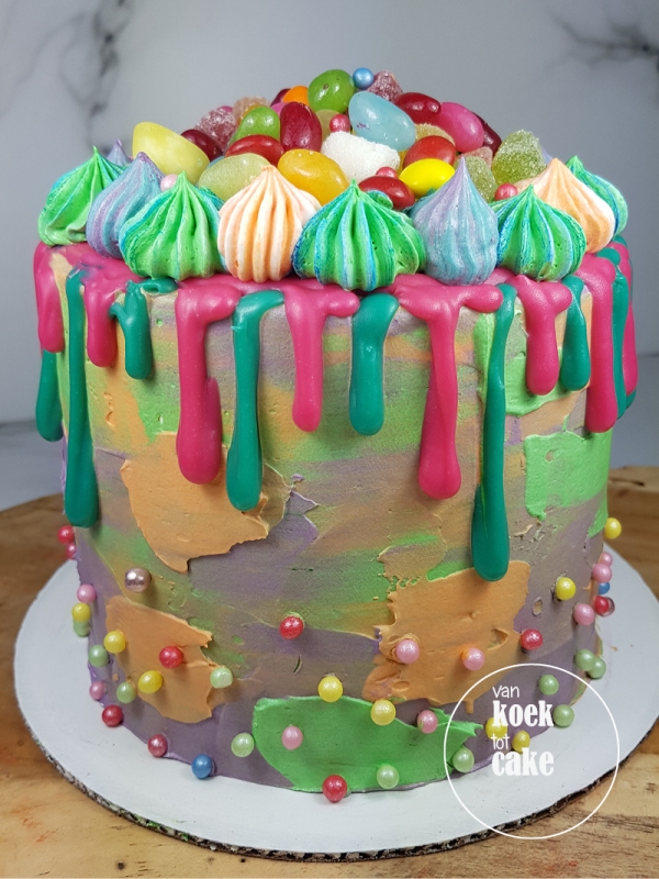 Vrolijke verjaardagstaart drip cake met snoep | bestellen Zeeland Vlissingen Middelburg Oost-Souburg | van koek tot cakeVrolijke verjaardagstaart drip cake met snoep | bestellen Zeeland Vlissingen Middelburg Oost-Souburg | van koek tot cake